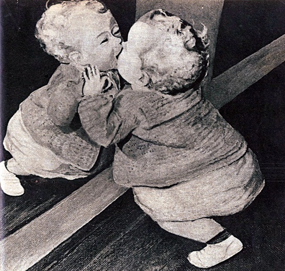 طفل يقبل نفسه، صورة نادرة نشرتها مجلة المصور عام 1956 تجمع بين الفن والمعنى الجميل، وهى رسم لنزيل مستشفى المجانين