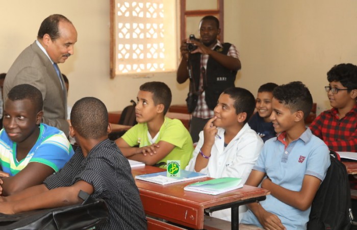 الرئيس الموريتاني يتفقد تلاميذ إحدى المدارس