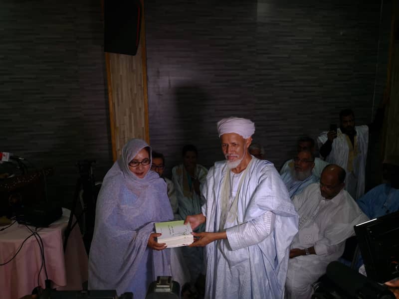 مريم بنت أمود تتسلم من العلامة الخليل النحوي كتابها  "المادة الأدبية في صحيفة الشعب الموريتانية"